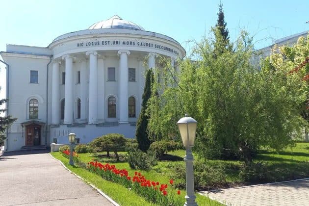 Мы в России, но только у нас налево мечеть, направо церковь