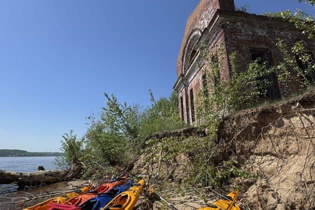 На каяках к диким островам: заброшенный водозабор XIX века и песчаный пляж
