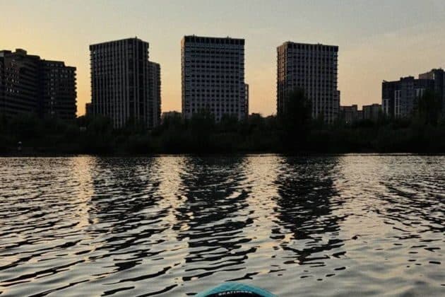 Ловим закаты на сапах в центре Казани среди огней города