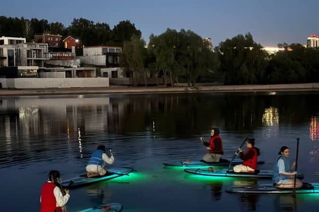 Прозрачные сапы с подсветкой — необычная прогулка в центре Казани ночью