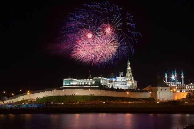 «Казань зажигает»: праздничная дискотека ко Дню города на теплоходе (18+)
